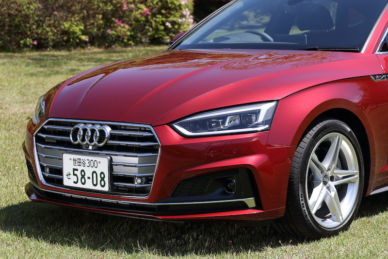 エクステリアデザインでは長くなったホイールベース、短い前後オーバーハング、パワードームを備えた長いボンネットを特徴としたほか、シングルフレームグリルは初代に比べ平たく、幅広いものになった。足下は18インチアルミホイールにピレリ「CINTURATO」（245/40 R18）の組み合わせ