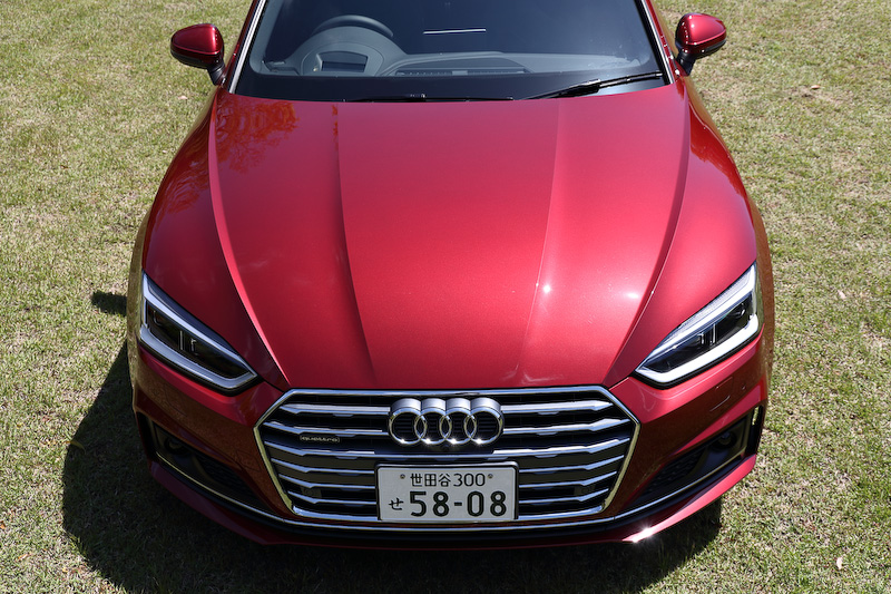 エクステリアデザインでは長くなったホイールベース、短い前後オーバーハング、パワードームを備えた長いボンネットを特徴としたほか、シングルフレームグリルは初代に比べ平たく、幅広いものになった。足下は18インチアルミホイールにピレリ「CINTURATO」（245/40 R18）の組み合わせ