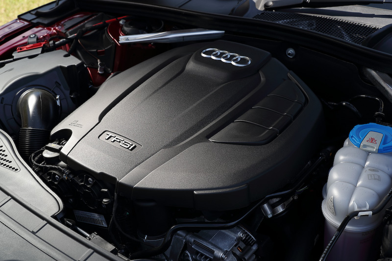 「2.0TFSI クワトロ sport」は最高出力185kW（252PS）/5000-6000rpm、最大トルク370Nm（37.7kgm）/1600-4500rpmを発生する直列4気筒2.0リッター直噴ターボエンジンを搭載。JC08モード燃費は16.5km/L