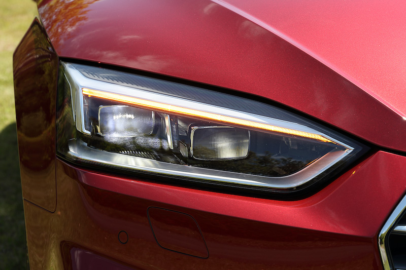 エクステリアデザインでは長くなったホイールベース、短い前後オーバーハング、パワードームを備えた長いボンネットを特徴としたほか、シングルフレームグリルは初代に比べ平たく、幅広いものになった。足下は18インチアルミホイールにピレリ「CINTURATO」（245/40 R18）の組み合わせ