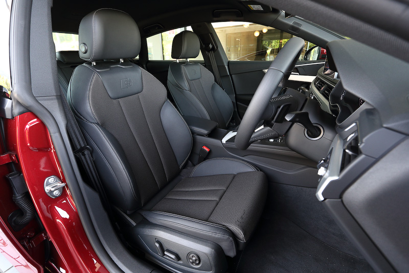 「2.0TFSI クワトロ sport」のインテリア。先代モデルに比べ室内長は17mm、前席ショルダールームは26mm、前席ヘッドルームは12mm、後席ニ―ルームは23mm拡大。ラゲッジスペースは486Lだが、40：20：40の3分割可倒式リアシートを倒すと1300Lまで拡大できる