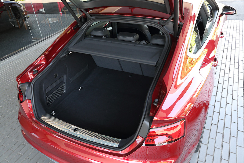 エクステリアデザインでは長くなったホイールベース、短い前後オーバーハング、パワードームを備えた長いボンネットを特徴としたほか、シングルフレームグリルは初代に比べ平たく、幅広いものになった。足下は18インチアルミホイールにピレリ「CINTURATO」（245/40 R18）の組み合わせ