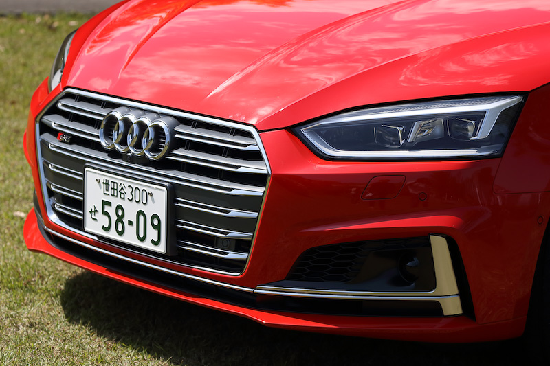 エクステリアではマトリクスLEDヘッドライトを標準装備するとともに、シングルフレームグリルはマットアルミシルバーのダブルストラットを配したSモデル専用のデザインが与えられた。加えてSスポーツバンパー、マットチタニウムブラック仕上げのハニカムグリル、その上を通る垂直のブレードを備えたサイドエアインレット、シングルフレームグリルと同色になるマットトワイライトグレイを採用したリアディフューザーインサート、4本出しとなるクロームのオーバル型テールパイプなどを装備。ホイールは19インチを装着