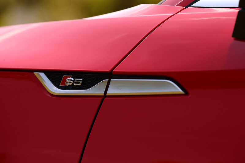 エクステリアではマトリクスLEDヘッドライトを標準装備するとともに、シングルフレームグリルはマットアルミシルバーのダブルストラットを配したSモデル専用のデザインが与えられた。加えてSスポーツバンパー、マットチタニウムブラック仕上げのハニカムグリル、その上を通る垂直のブレードを備えたサイドエアインレット、シングルフレームグリルと同色になるマットトワイライトグレイを採用したリアディフューザーインサート、4本出しとなるクロームのオーバル型テールパイプなどを装備。ホイールは19インチを装着