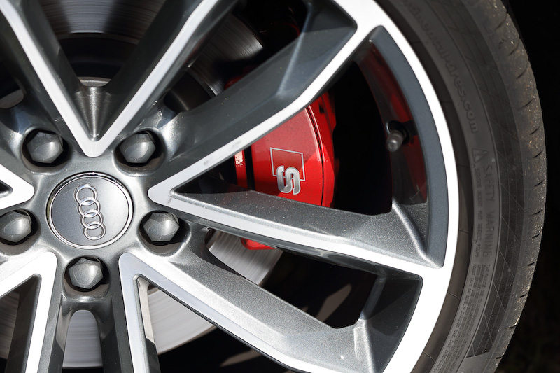 エクステリアではマトリクスLEDヘッドライトを標準装備するとともに、シングルフレームグリルはマットアルミシルバーのダブルストラットを配したSモデル専用のデザインが与えられた。加えてSスポーツバンパー、マットチタニウムブラック仕上げのハニカムグリル、その上を通る垂直のブレードを備えたサイドエアインレット、シングルフレームグリルと同色になるマットトワイライトグレイを採用したリアディフューザーインサート、4本出しとなるクロームのオーバル型テールパイプなどを装備。ホイールは19インチを装着