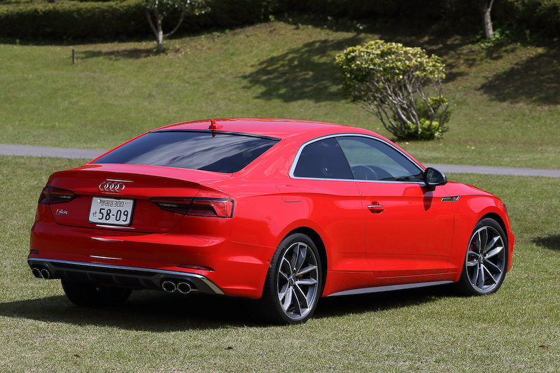 V型6気筒3.0リッターターボエンジンを搭載する「S5 クーペ」（913万円）。ボディサイズは4705×1845×1365mm（全長×全幅×全高）