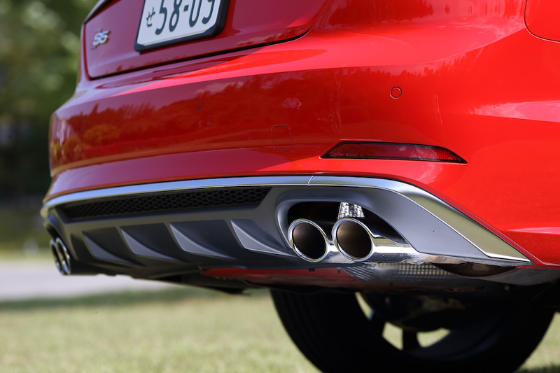 エクステリアではマトリクスLEDヘッドライトを標準装備するとともに、シングルフレームグリルはマットアルミシルバーのダブルストラットを配したSモデル専用のデザインが与えられた。加えてSスポーツバンパー、マットチタニウムブラック仕上げのハニカムグリル、その上を通る垂直のブレードを備えたサイドエアインレット、シングルフレームグリルと同色になるマットトワイライトグレイを採用したリアディフューザーインサート、4本出しとなるクロームのオーバル型テールパイプなどを装備。ホイールは19インチを装着