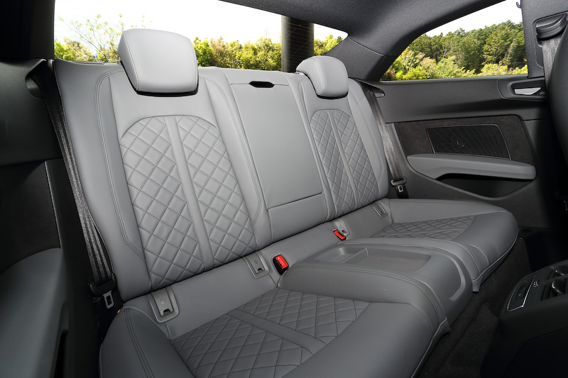 インテリアカラーはローターグレー。オプション設定の「バーチャルコックピット」「Bang ＆ Olufsen 3Dアドバンストサウンドシステム」「ヘッドアップディスプレイ」などを装着