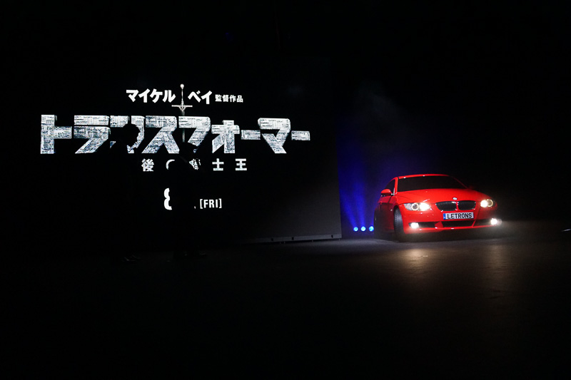 通常のクルマと同じタイヤで走行して登場