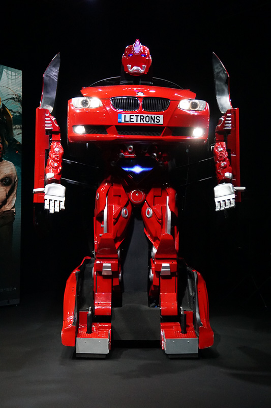 約35秒でロボットに変形。腕の部分は可動する