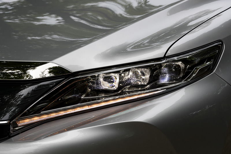 LEDシーケンシャルターンランプを採用。右左折の際、16灯のLEDランプが内側から外側へ流れるように光る