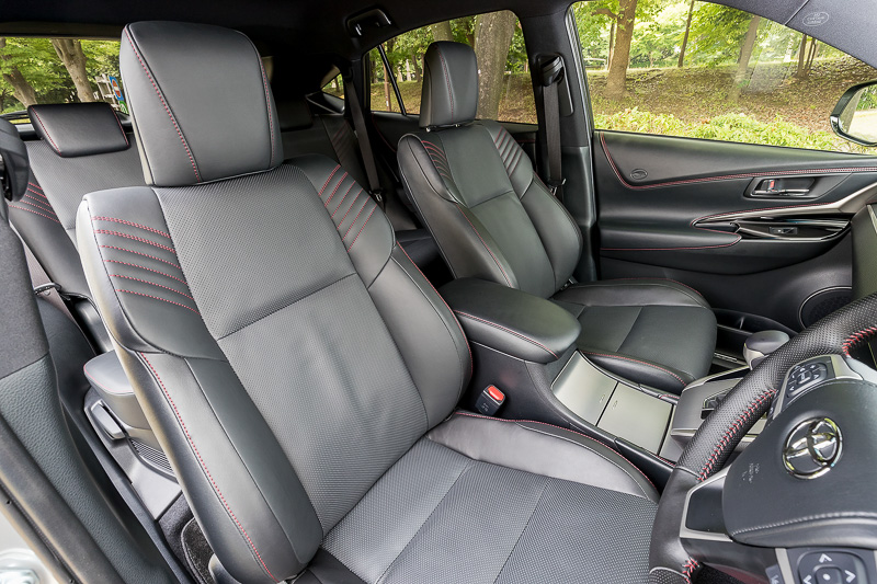 赤いステッチを施したプレミアムナッパ本革のシート（ターボ車 PREMIUM “Metal and Leather Package”）