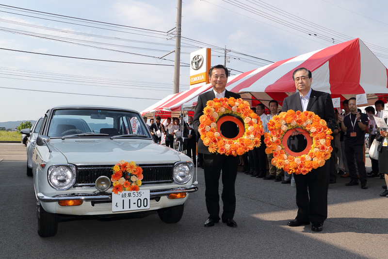“花冠バトン”を届けるためトヨタカローラ富山高岡インター店に足を運んだ、トヨタカローラ岐阜株式会社 常務取締役の加納清氏（左）とトヨタカローラ石川株式会社 代表取締役社長 勘田正人氏（右）
