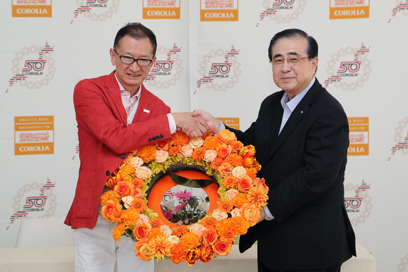 黒澤氏に“花冠バトン”が引き継がれた