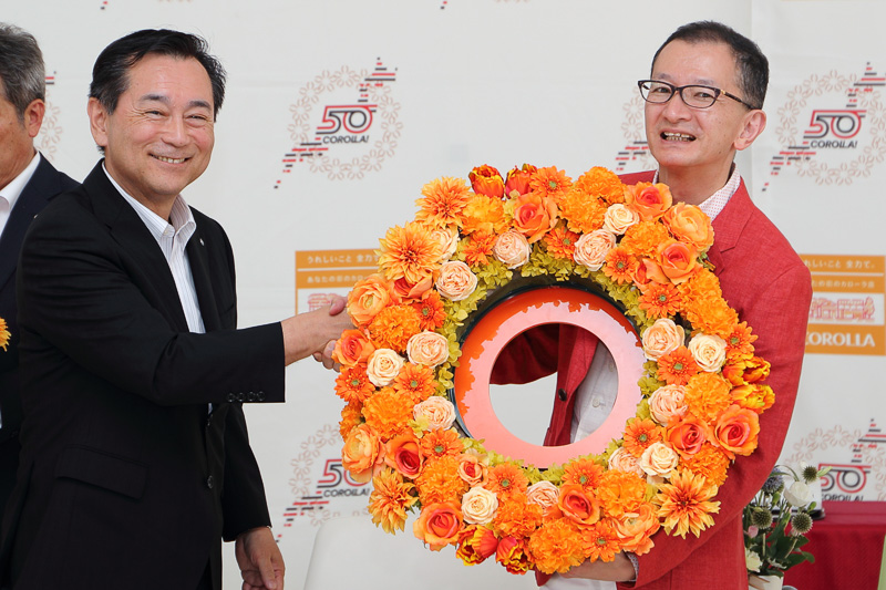 黒澤氏に“花冠バトン”が引き継がれた