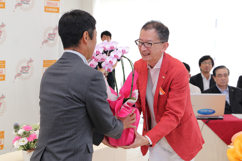 招待されたトヨタカローラ富山のユーザーには花の鉢植えが贈呈された