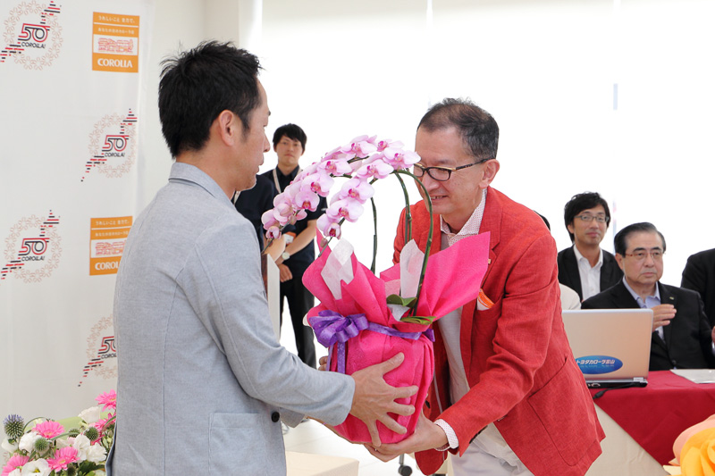招待されたトヨタカローラ富山のユーザーには花の鉢植えが贈呈された