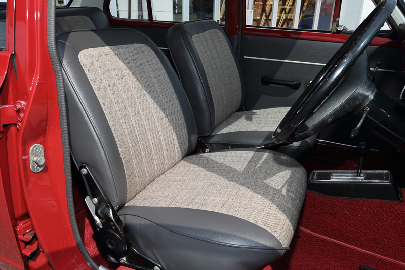 スポーティな丸型2眼メーターを採用したインパネやシートも綺麗にレストアされている