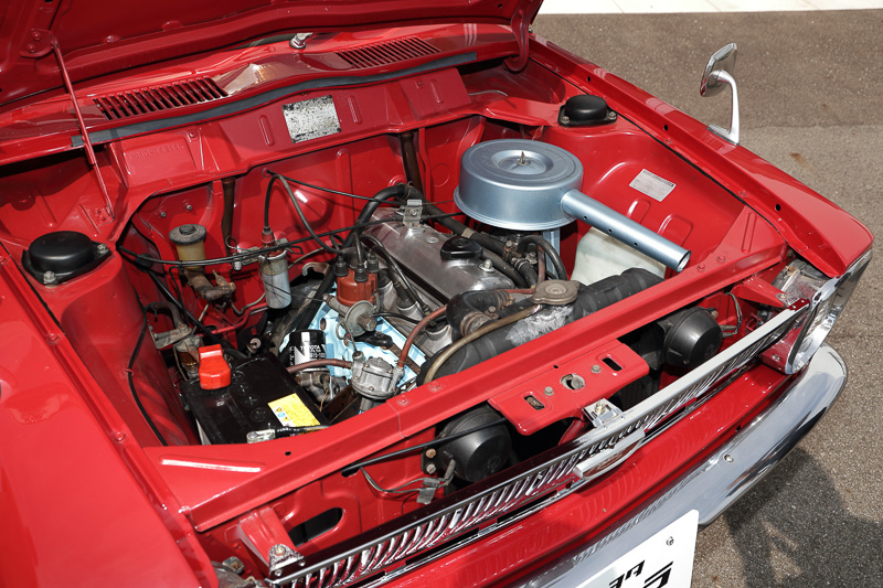 ライバルのサニーより100cc多い1100cc（正確には1077cc）のエンジン