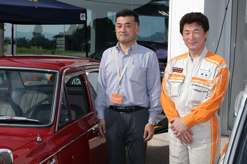 元エンジニアで現管理部の軒田氏（左）とサービス部の新田氏（右）。古いクルマのレストアにおいて先輩が積み重ねてきたノウハウは非常に大切だったそうだ