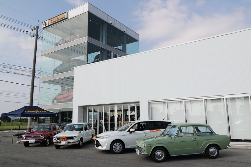 岐阜からやってきた初代カローラは最終型の1970年式。発売前年に義務化されたヘッドレストが装着され、排気量は1200ccにアップされている