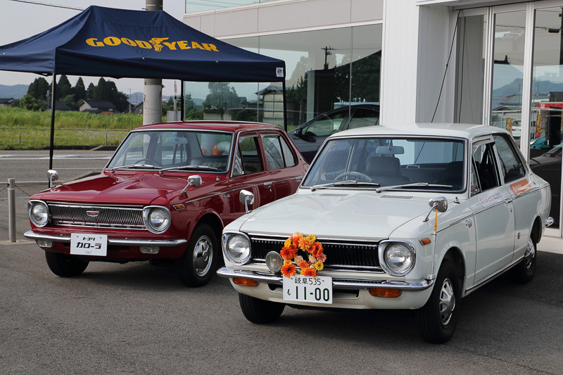 岐阜からやってきた初代カローラは最終型の1970年式。発売前年に義務化されたヘッドレストが装着され、排気量は1200ccにアップされている