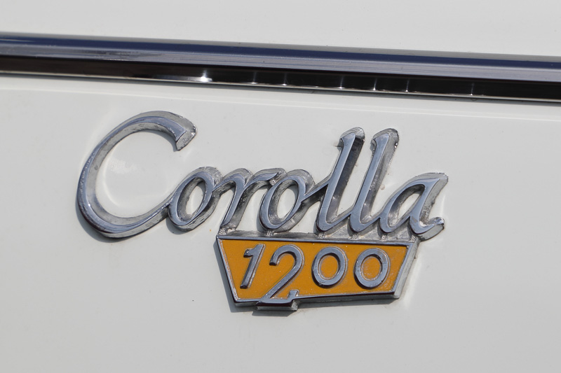 岐阜からやってきた初代カローラは最終型の1970年式。発売前年に義務化されたヘッドレストが装着され、排気量は1200ccにアップされている