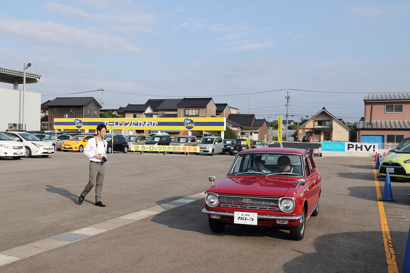 式典終盤には、レストアされた初代カローラの試乗や同乗走行が行なわれた