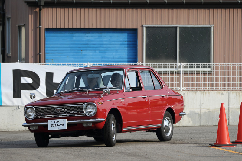 式典終盤には、レストアされた初代カローラの試乗や同乗走行が行なわれた