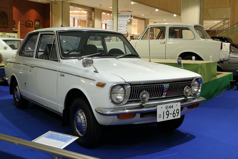 7月15日の午前中にはトヨタカローラ石川によるカローラファン懇親会が行なわれ、石川県の日本自動車博物館にてガイドツアーも行なわれた。写真は初代カローラ1969年式1100DX