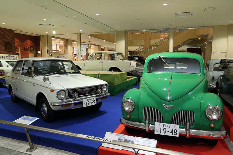 トヨタにとって戦後最初の乗用車となったトヨペットSA型（写真右）