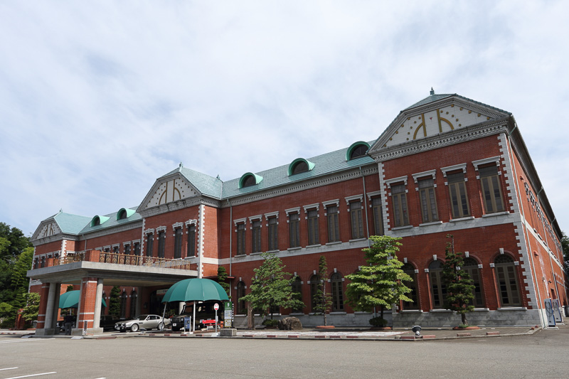 3階建てで日本最大級のフロアに500台もの車両が展示される、圧巻の日本自動車博物館（石川県）