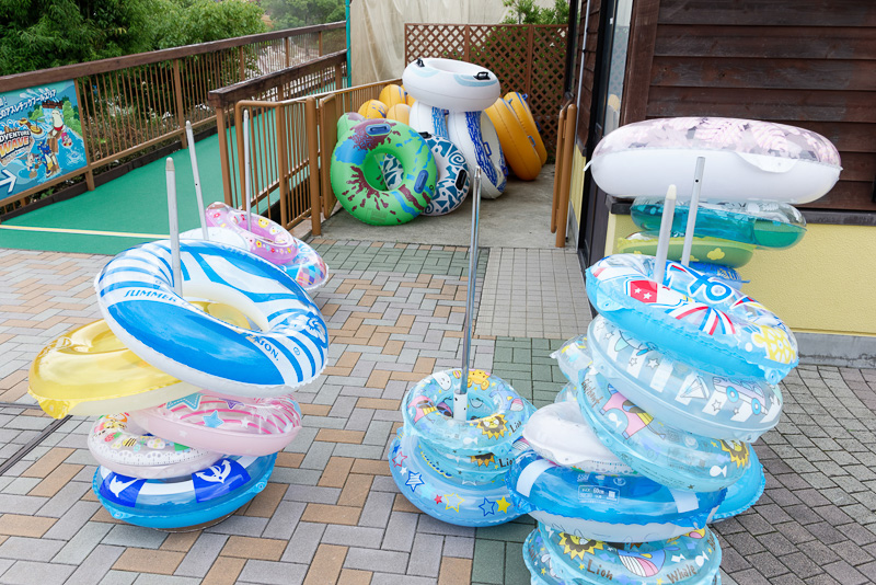 浮き輪も持ち込みOKで、サイズは（常識的な大きさなら）制限なし。このレンタル浮き輪は1日500円で、サイズや柄違いの変更は何回でもできる