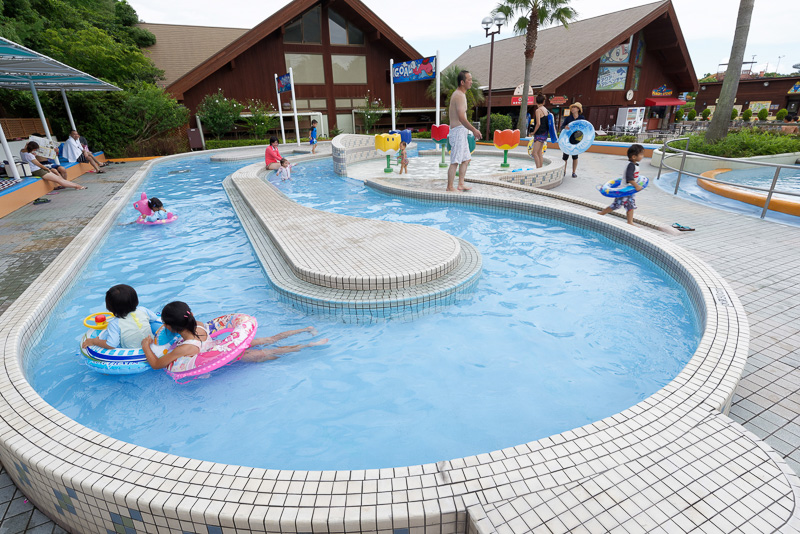 「スタート」と「ゴール」のゲートがある、コースみたいなプール。チューリップのオブジェからは時々水が吹き上がる