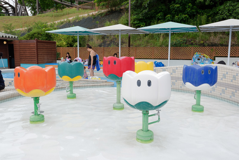 「スタート」と「ゴール」のゲートがある、コースみたいなプール。チューリップのオブジェからは時々水が吹き上がる