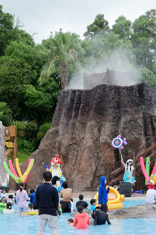 プールのオープンしている期間中、毎日13時10分からステージイベントが行なわれ、びしょぬれになって楽しめる