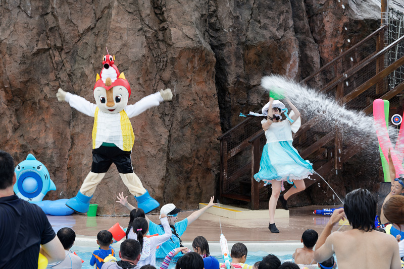プールのオープンしている期間中、毎日13時10分からステージイベントが行なわれ、びしょぬれになって楽しめる