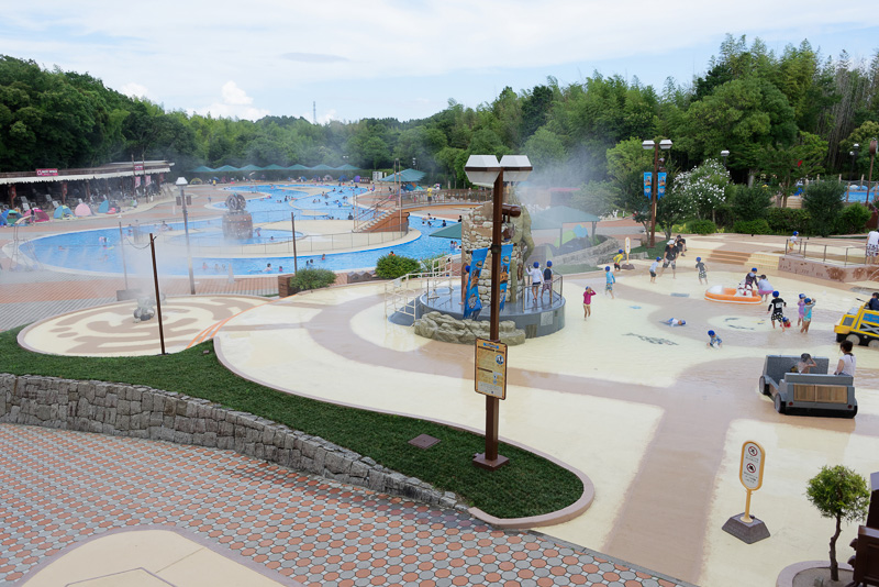 写真の右側にあるプールが「アドベンプッチ」。左向こうにアドベンチャーリバーが見える