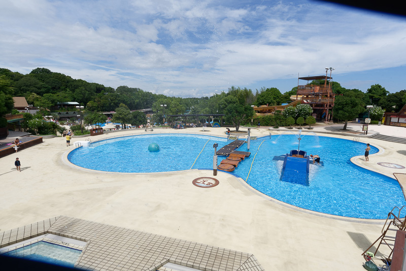 「アドベンチャーウェーブ」は水上アスレチックになっている