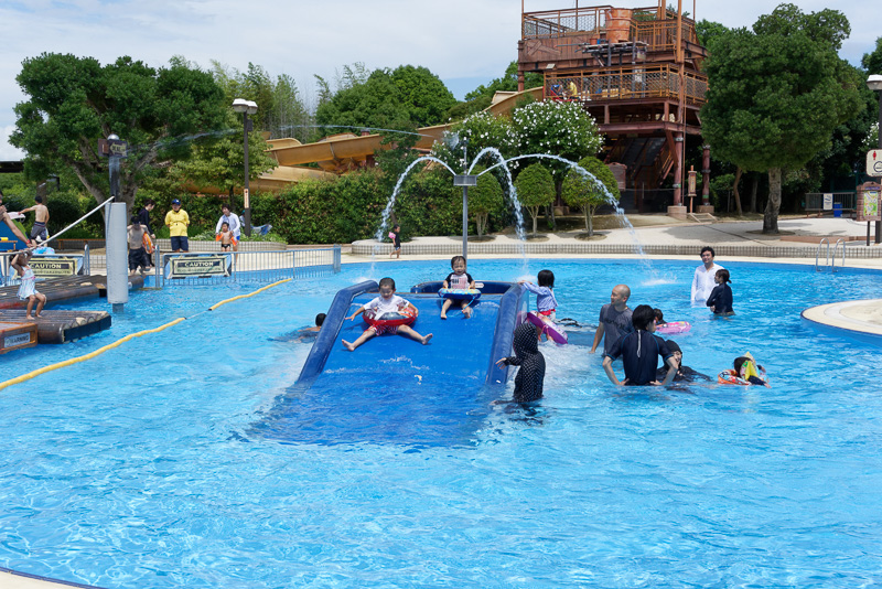 小さな子供もスリルを味わえる滑り台もある