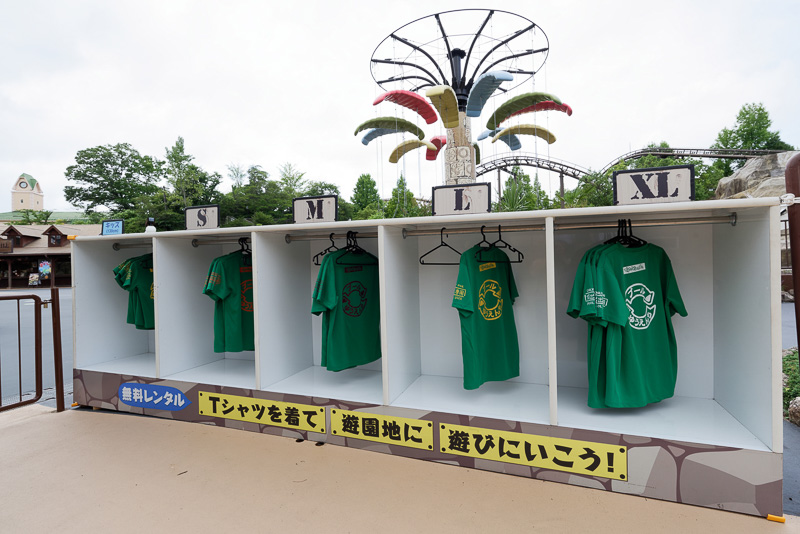 遊園地へ行くときは、水着から着替えなくてもいいように、Tシャツを無料で借りられる