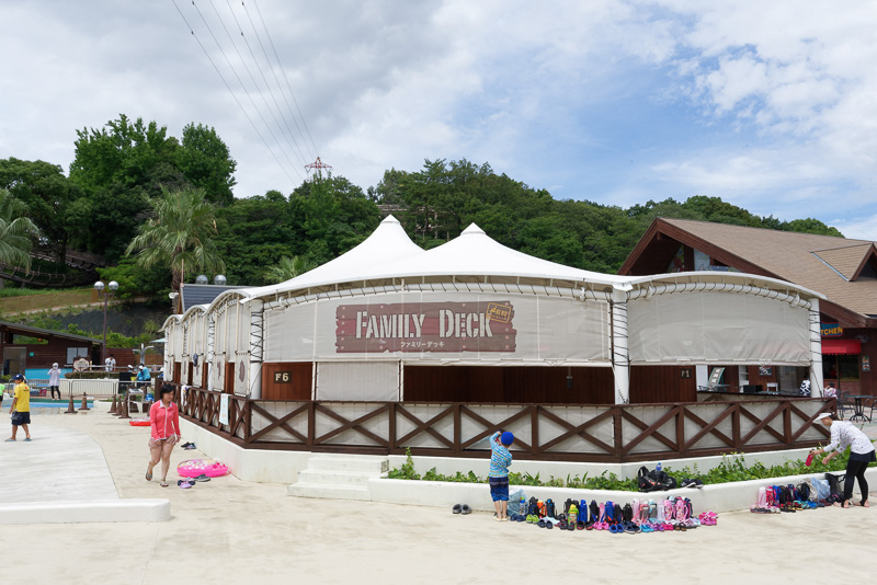 有料のレストスペースはプールサイドのあちこちにある。こちらは屋根付きの「ファミリーデッキ」。値段は広さに応じて3000〜8500円