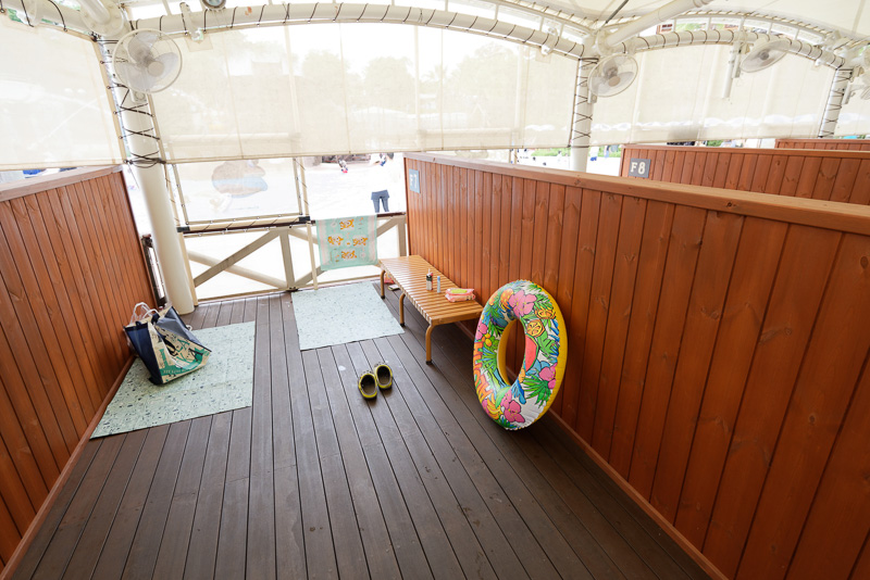 有料のレストスペースはプールサイドのあちこちにある。こちらは屋根付きの「ファミリーデッキ」。値段は広さに応じて3000〜8500円