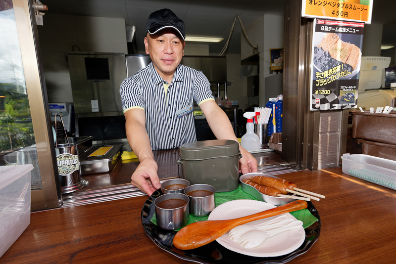 「飯ごうすいさんカリー」。1人前は1000円。写真は3人前だ