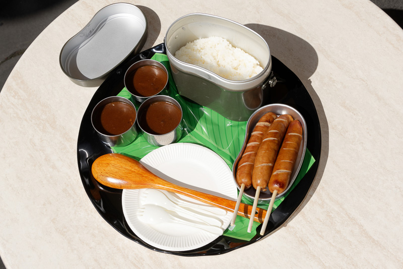 「飯ごうすいさんカリー」。1人前は1000円。写真は3人前だ