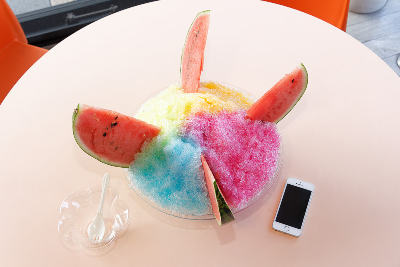 iPhoneを置いたり、スプーンですくったりしていろいろなアングルから撮影したが、このサイズ感が伝わるだろうか……