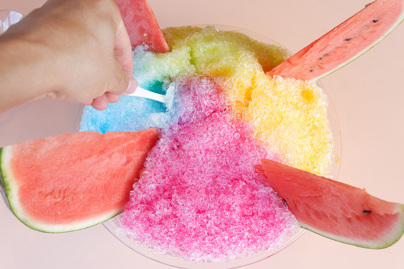 iPhoneを置いたり、スプーンですくったりしていろいろなアングルから撮影したが、このサイズ感が伝わるだろうか……