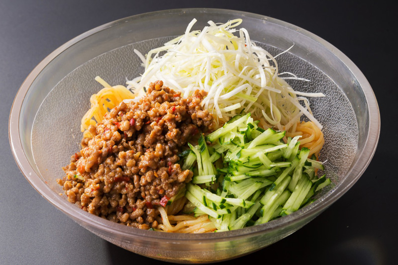 ごまベースの辛味スープが暑さでバテ気味の身体に活力を与えてくれそうな「隊長汗かき冷製担担麺」。販売場所：アドベンチャイナ、850円