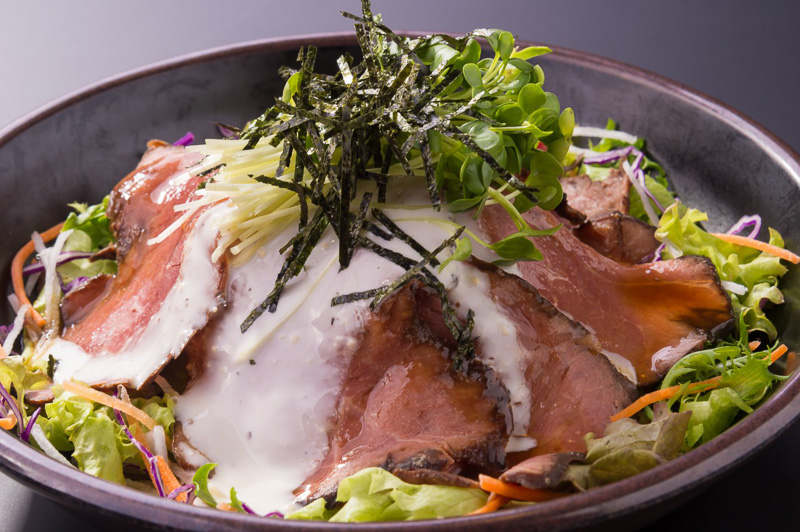 ガッツリ行きたいなら2種のソースを使った「たっぷりお肉のローストビーフ丼」。販売場所：プッチタウンキッチン、1600円