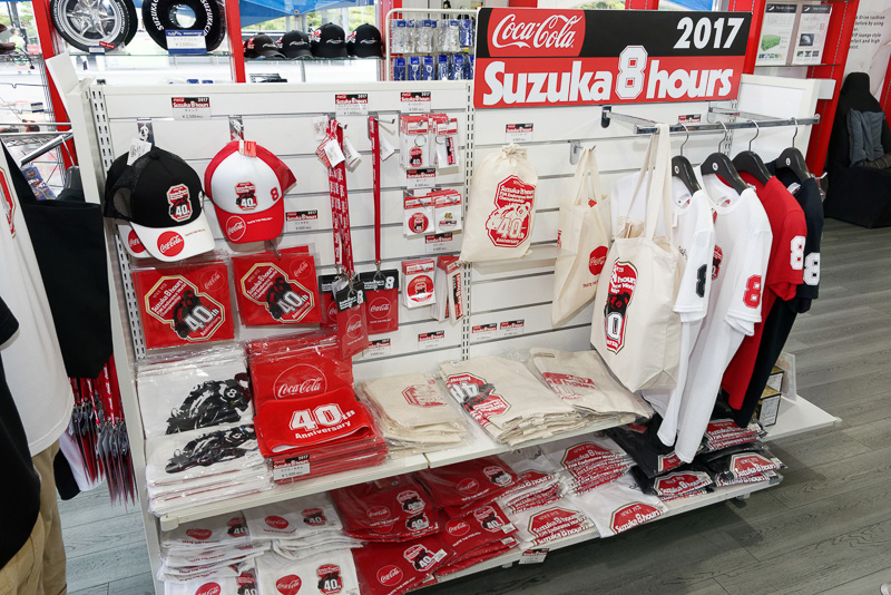 店内の一角には、7月に入荷したばかりの鈴鹿8耐オリジナルグッズがところ狭しと並ぶ